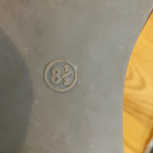 Universal Thread sandals, size 8 1/2. - Picture 3 of 5